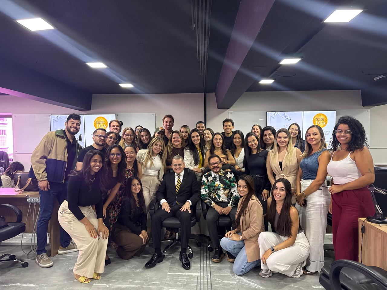 Turma de dentistas ao final de palestra sobre responsabilidade civil