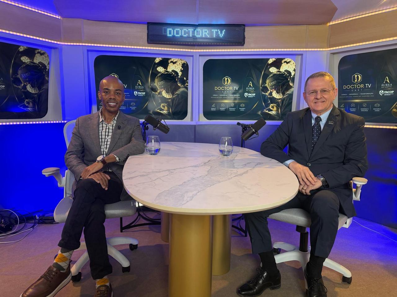Participação em programa de entrevistas no estúdio do Doctor TV